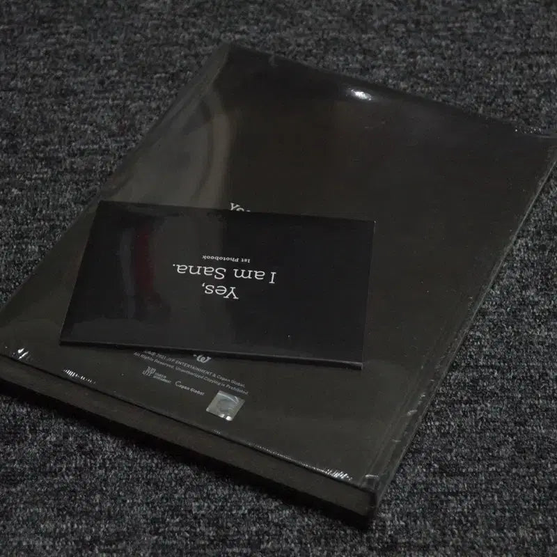 [SOLD OUT] [BUNJANG] TWICE Sana - Yes, I am Sana. Black Version Photobook / (미개봉) 트와이스 사나 - Yes, I am Sana. 블랙버전