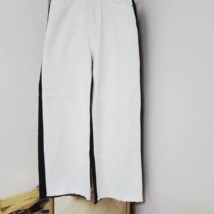 [BUNJANG] Theilma White Denim &amp; Raw Denim Reversible Pants Size S / 더일마 앞은 화이트데님,뒤는 생지데님 반전팬츠 트렌디 유니크핏 S사이즈
