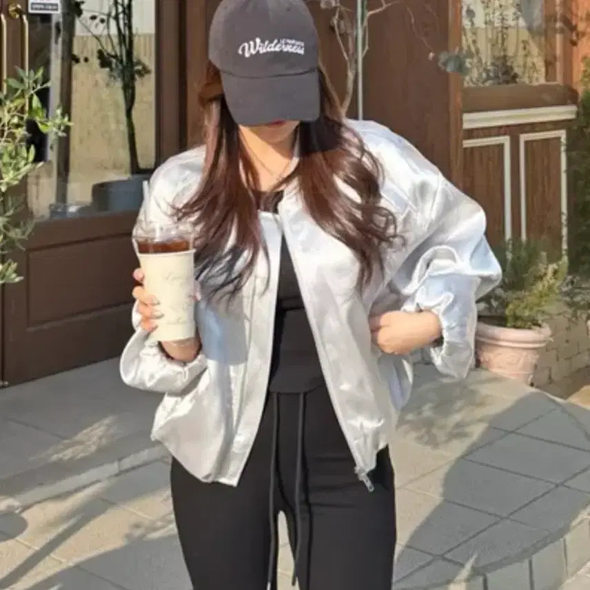 [BUNJANG] Amore Silver Glossy Satin Bomber Jacket / 무료배송. 새상품. 에이블리 나주 아무르 실버 글로시 새틴 블루종 봄버자