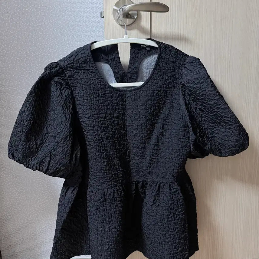 [BUNJANG] Studio Lab Black Shirring Jacquard Blouse / 무료배송. 새상품. 스튜디오랩 블랙 셔링 자가드 블라우스 퍼프 반팔