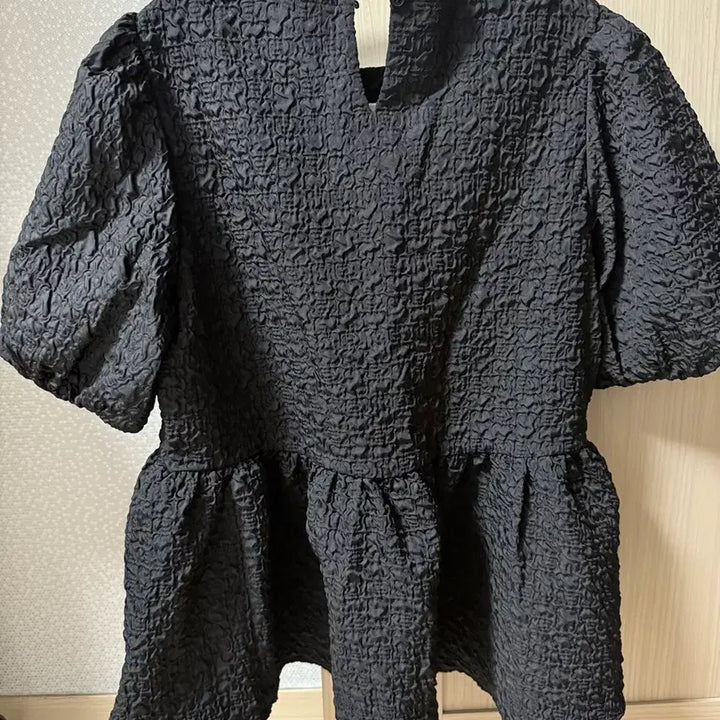 [BUNJANG] Studio Lab Black Shirring Jacquard Blouse / 무료배송. 새상품. 스튜디오랩 블랙 셔링 자가드 블라우스 퍼프 반팔