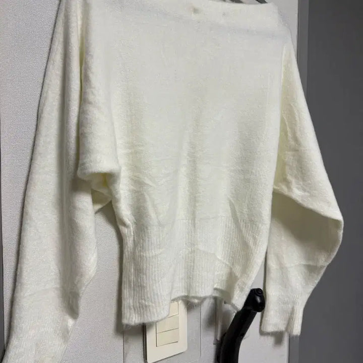 [BUNJANG] Ivory Knit Top / 입술넥 아이보리 니트