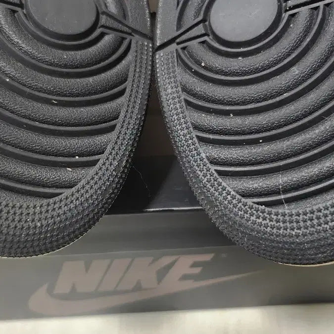 [BUNJANG] Nike Air Jordan 1 Low Mocha Sneakers / [285] 조던1 로우 모카