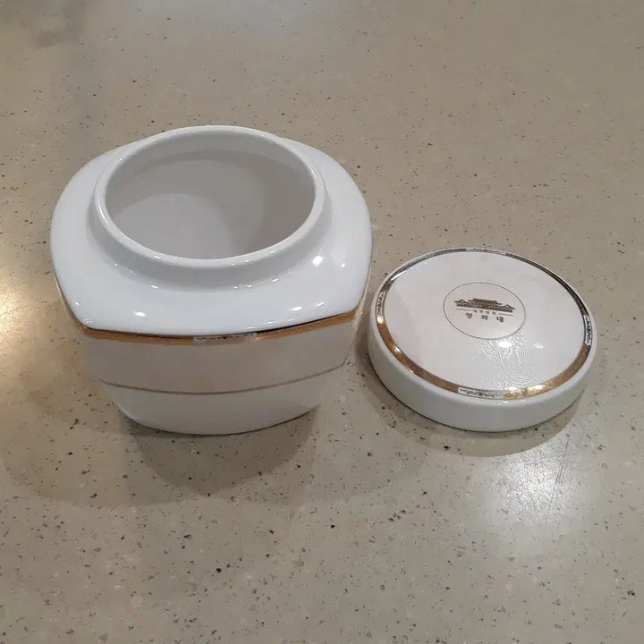 [BUNJANG] Cheong Wa Dae Ceramic Storage Box with Gold Embellishments / 청와대 도자기보관함 골드장식