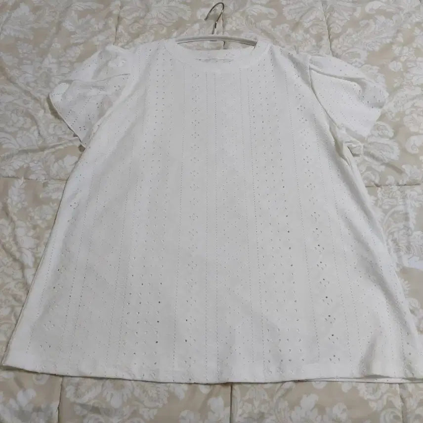 [BUNJANG] Ivory Punching Lace Short Sleeve Blouse (New) - L (77) / 아이보리 색상의 펀칭 레이스 반팔 블라우스입니다.(새상품)- L (77