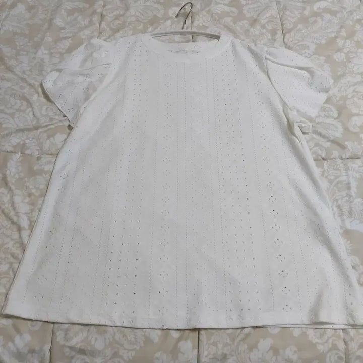 [BUNJANG] Ivory Punching Lace Short Sleeve Blouse (New) - L (77) / 아이보리 색상의 펀칭 레이스 반팔 블라우스입니다.(새상품)- L (77