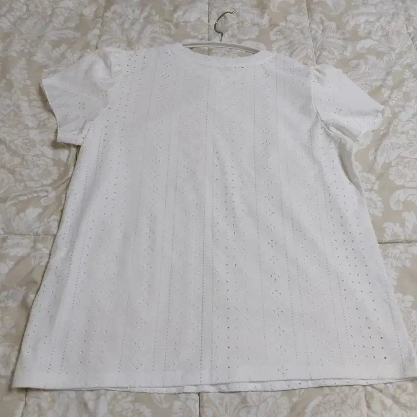 [BUNJANG] Ivory Punching Lace Short Sleeve Blouse (New) - L (77) / 아이보리 색상의 펀칭 레이스 반팔 블라우스입니다.(새상품)- L (77