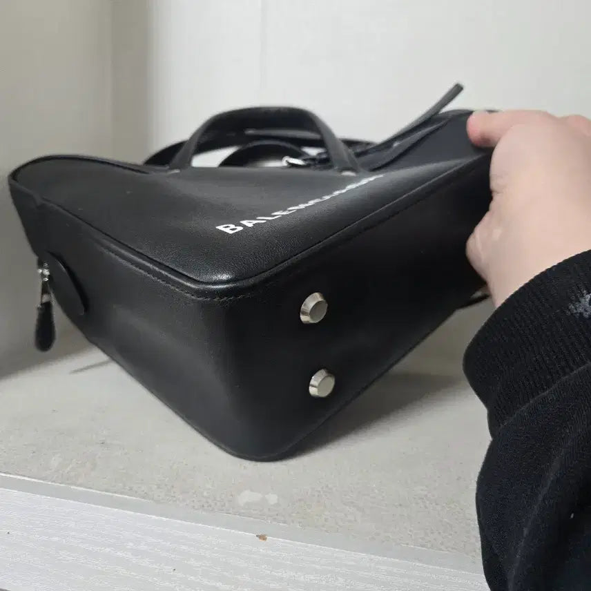 [BUNJANG] Balenciaga Triangle Leather Tote Bag / 발렌시아가 트라이앵글 가죽 토트백 블랙
