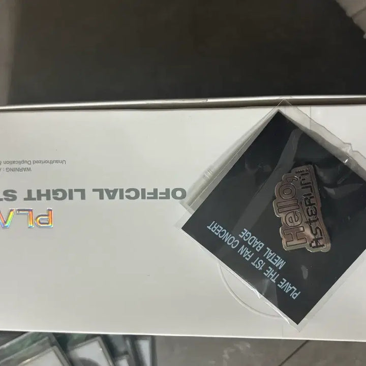 [BUNJANG] PLAVE Official Light Stick + Fan-Con Metal Badge / (미사용) 플레이브 응원봉 + 팬콘 메탈 뱃지