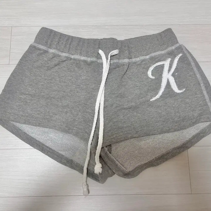 [BUNJANG] Kli:sier K Essential Gray Shorts / 클리시어 회색 팬츠 K Essential shorts, Gray