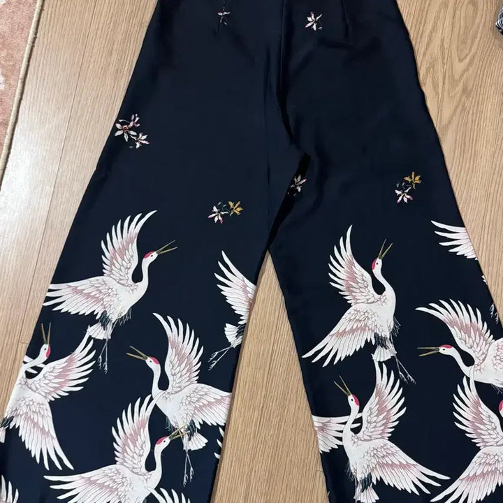 [BUNJANG] ZARA Black Slacks with Crane Print / 일본자라 블랙 슬랙스