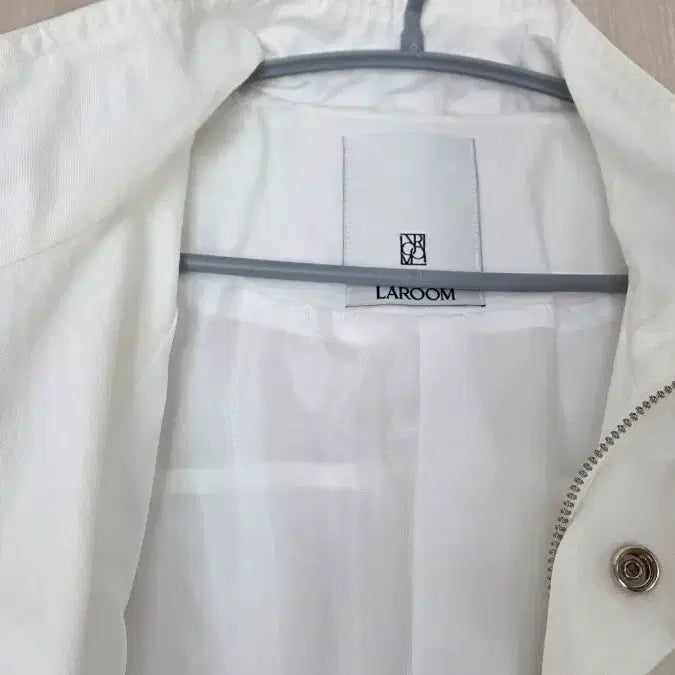 [BUNJANG] LAROOM White Sporty Jumper / 라룸 by LAROOM 화이트 스포티 점퍼