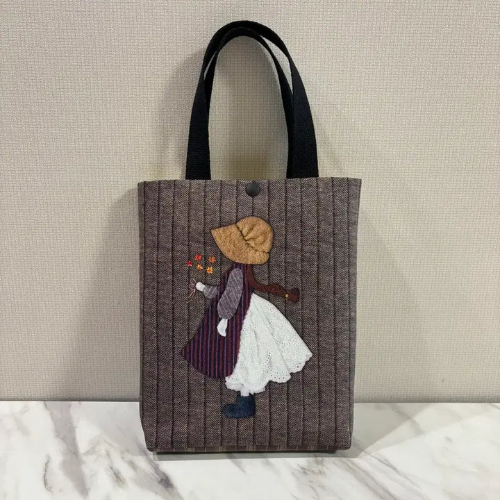 [BUNJANG] Quilted Girl Tote Bag with Flowers / 퀼트 꽃을 든 소녀 토트백