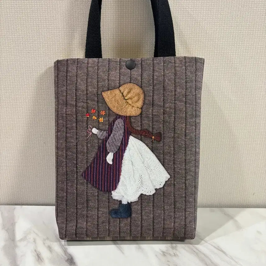 [BUNJANG] Quilted Girl Tote Bag with Flowers / 퀼트 꽃을 든 소녀 토트백