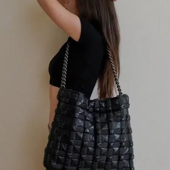 [SOLD OUT] 콰니 My Puffy Fluffy Bag 블랙 체인백