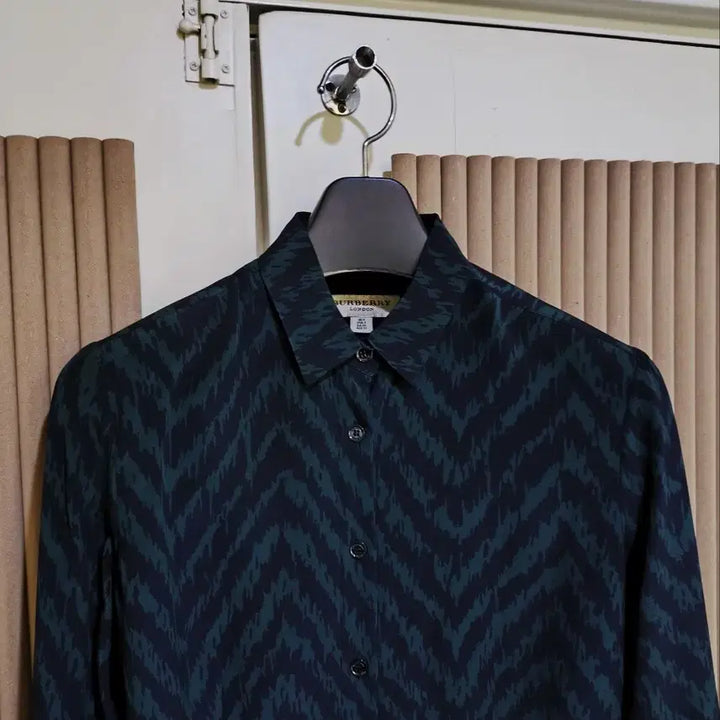 [BUNJANG] Burberry Silk Zigzag Pattern Blouse / 버버리 실크 지그재그 패턴 블라우스 셔츠
