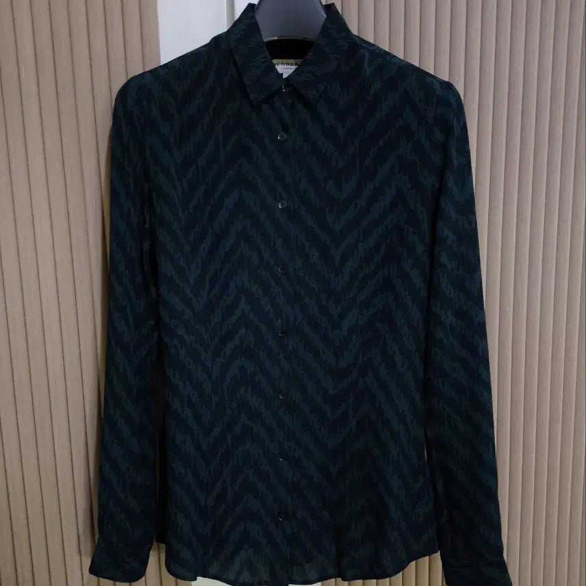 [BUNJANG] Burberry Silk Zigzag Pattern Blouse / 버버리 실크 지그재그 패턴 블라우스 셔츠