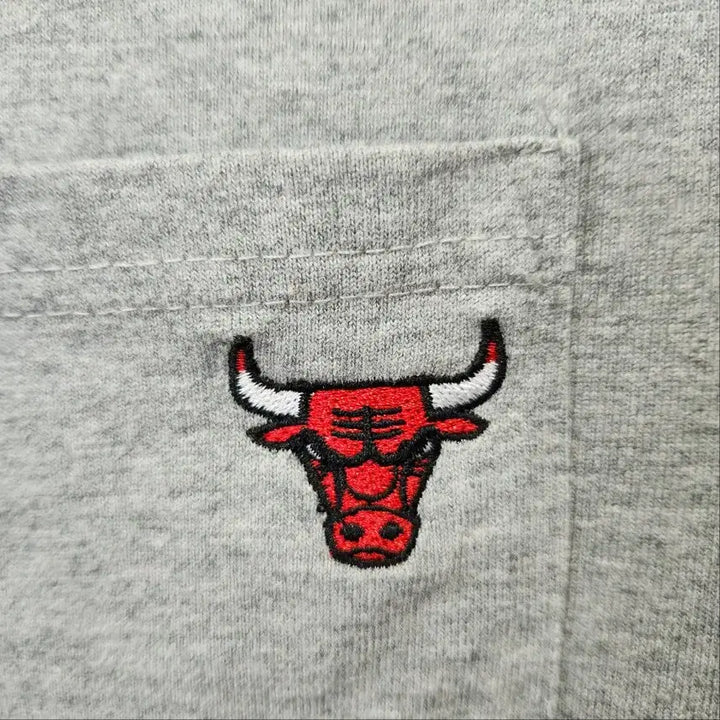 [BUNJANG] [정품] NBA 시카고 불스 포켓 로고 7부 티셔츠 그레이 L / [정품] NBA 시카고 불스 포켓 로고 7부 티셔츠 그레이 L