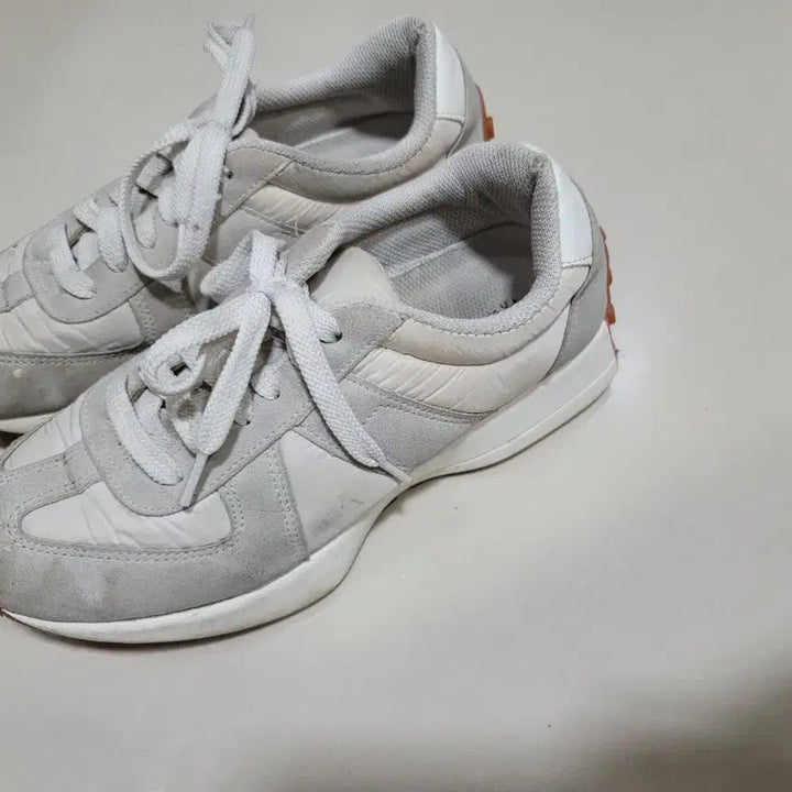 [BUNJANG] White Sneakers 240 / 흰색스니커즈운동화240