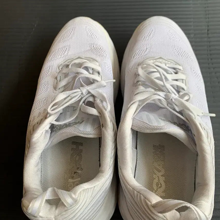 [BUNJANG] Hoka One One Bondi 6 White Sneakers / 호카오네 본디6 화이트 255