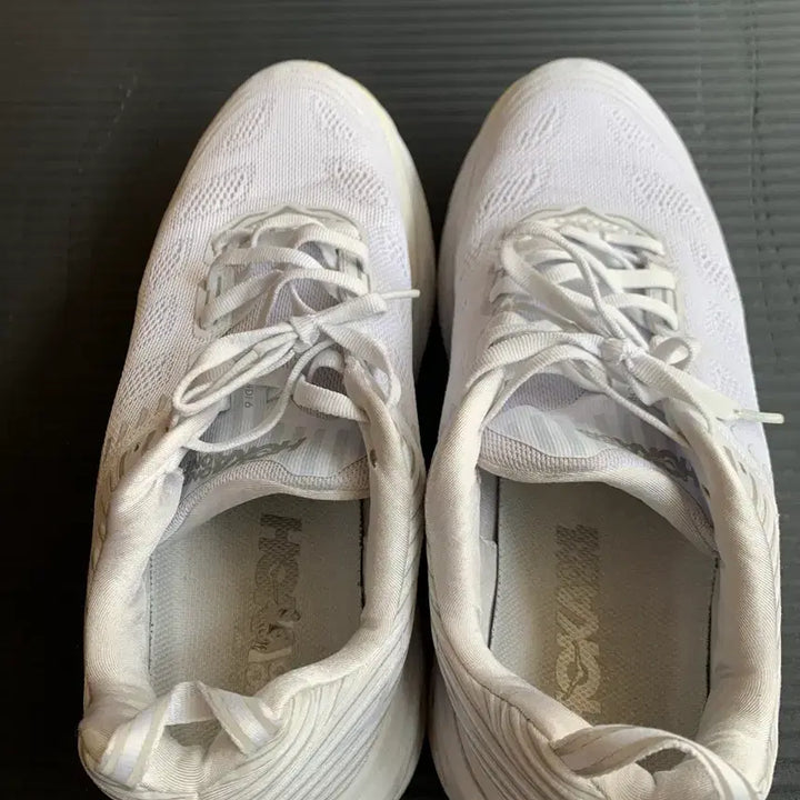 [BUNJANG] Hoka One One Bondi 6 White Sneakers / 호카오네 본디6 화이트 255