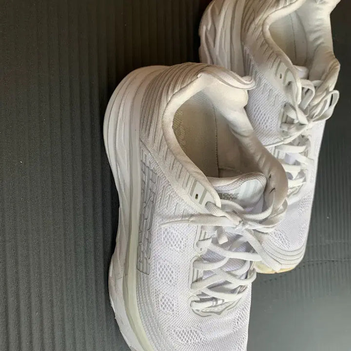 [BUNJANG] Hoka One One Bondi 6 White Sneakers / 호카오네 본디6 화이트 255