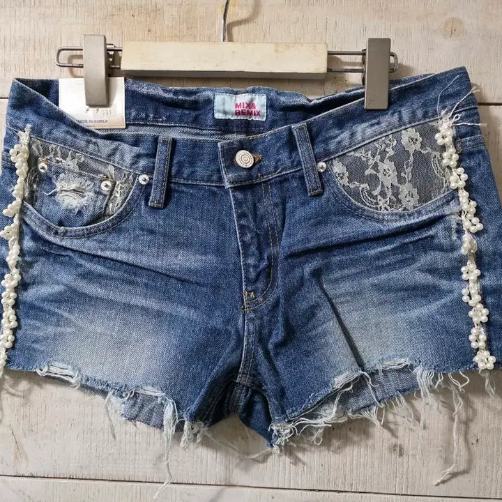 [BUNJANG] Mix &amp; Mix Pearl Lace Sequin Denim Shorts / 여성 청반바지 믹스앤믹스 진주  레이스 스팽글 숏팬츠