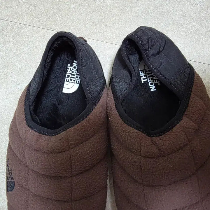 [BUNJANG] The North Face Thermoball Traction Mule V Denali Dark Oak TNF Black US 10 / 노스페이스 써모볼 트랙션 뮬 V 데날리 다크 오크 TNF 블랙 us 10