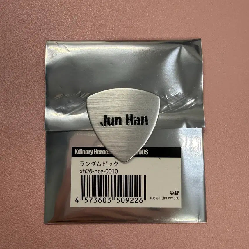 [BUNJANG] Xdinary Heroes Jun Han Random Pick Japan Concert MD Goods / 엑스디너리히어로즈 엑디즈 일본콘 랜덤 피크 준한 엠디 굿즈 양도 판매