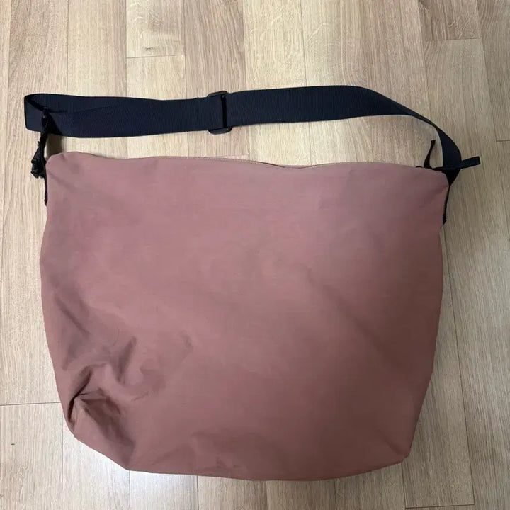 [BUNJANG] Uniqlo U Crossbody Bag Brown / 유니클로u 크로스백 브라운