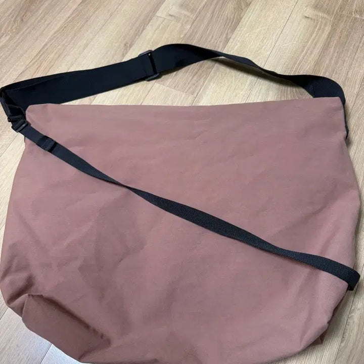 [BUNJANG] Uniqlo U Crossbody Bag Brown / 유니클로u 크로스백 브라운