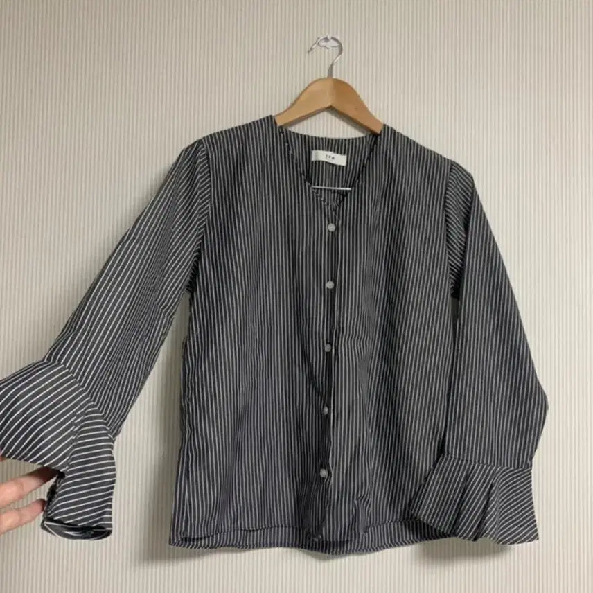[BUNJANG] Striped Puff Sleeve Blouse / 새상품 내수 스트라이프 퍼프 블라우스셔츠