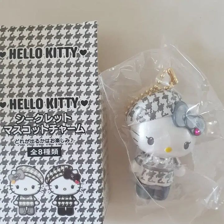 [BUNJANG] Hello Kitty Monokuro Mascot Keychain / 헬로키티 모노쿠로 키링 새상품