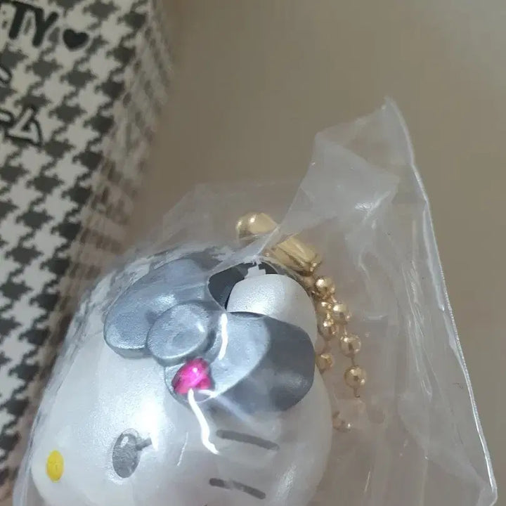 [BUNJANG] Hello Kitty Monokuro Mascot Keychain / 헬로키티 모노쿠로 키링 새상품