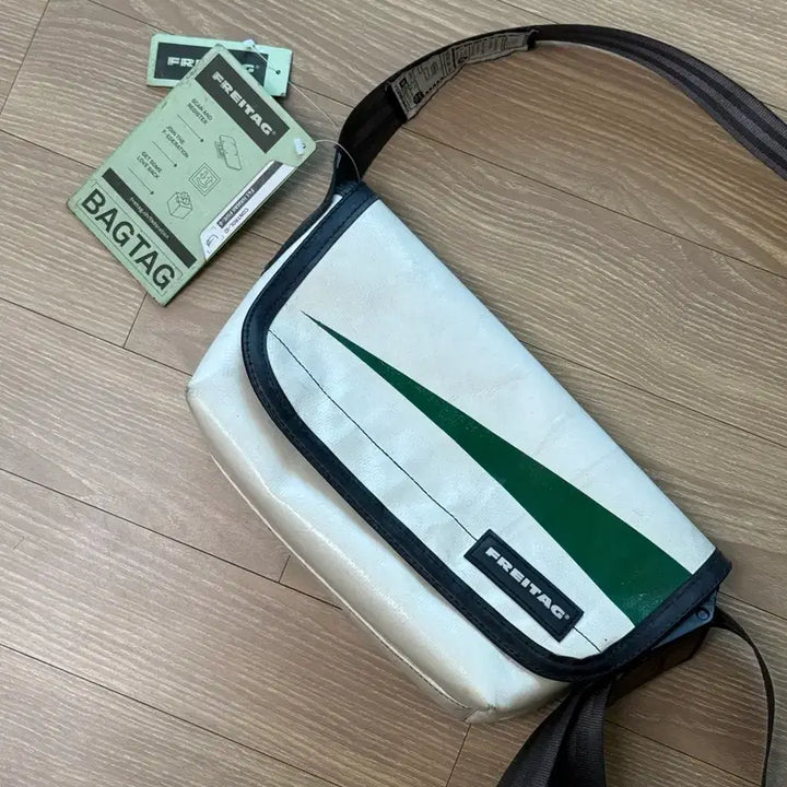[BUNJANG] Freitag Hawaï Five-O White Green Crossbody Bag / 프라이탁 하파오 화이트 그린 (민트택 보유)