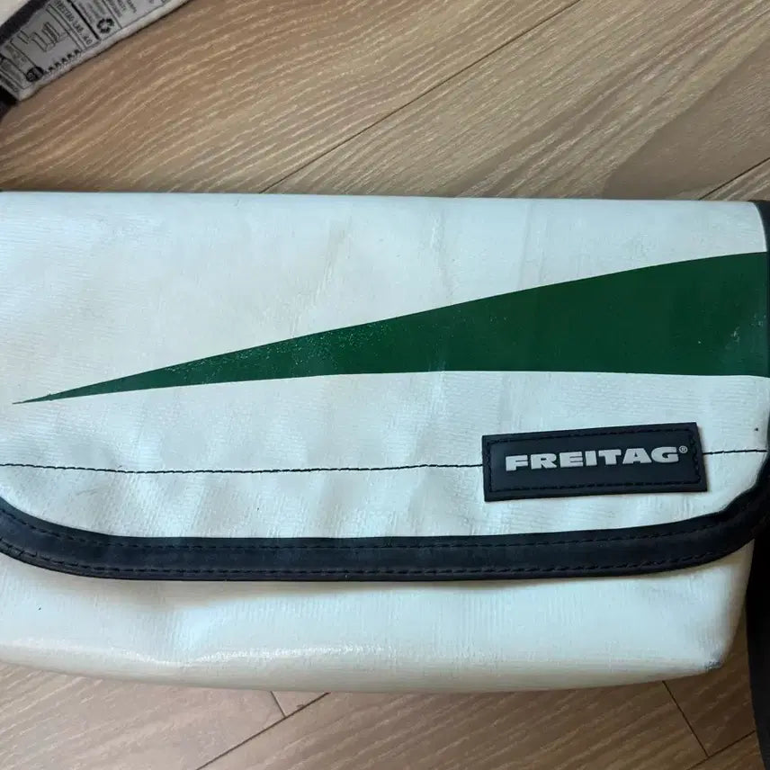 [BUNJANG] Freitag Hawaï Five-O White Green Crossbody Bag / 프라이탁 하파오 화이트 그린 (민트택 보유)