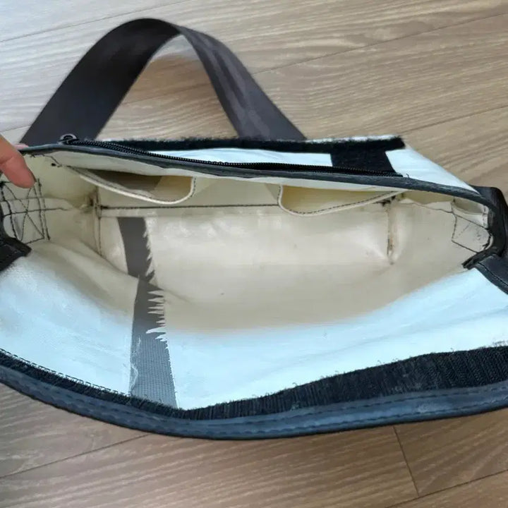 [BUNJANG] Freitag Hawaï Five-O White Green Crossbody Bag / 프라이탁 하파오 화이트 그린 (민트택 보유)