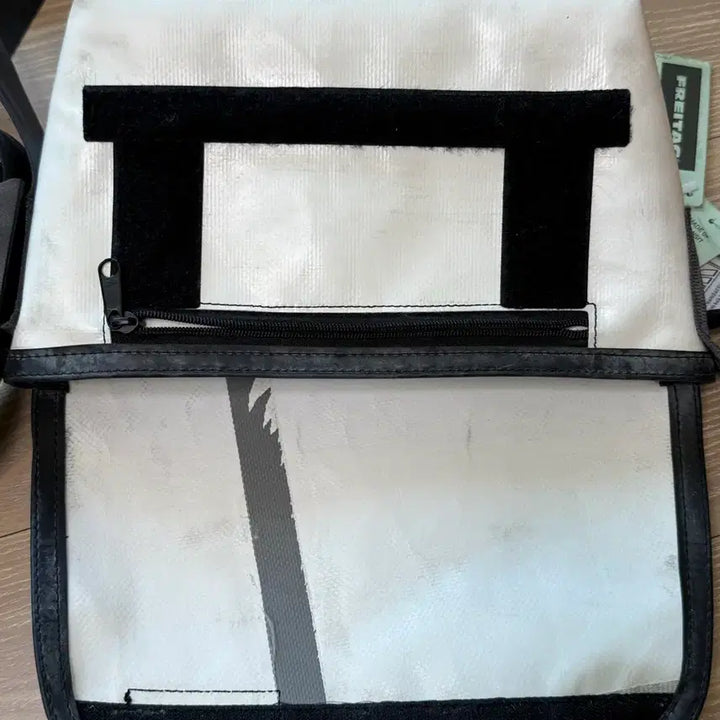 [BUNJANG] Freitag Hawaï Five-O White Green Crossbody Bag / 프라이탁 하파오 화이트 그린 (민트택 보유)