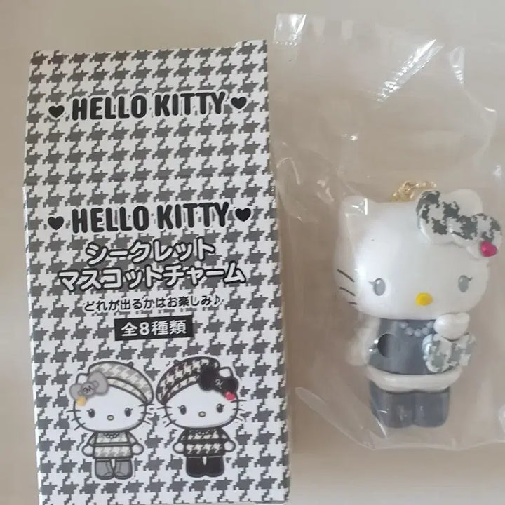 [BUNJANG] Hello Kitty Monokuro Keychain New / 헬로키티 모노쿠로 키링 새상품