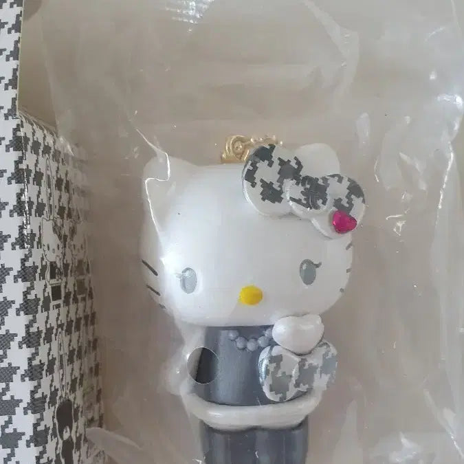 [BUNJANG] Hello Kitty Monokuro Keychain New / 헬로키티 모노쿠로 키링 새상품
