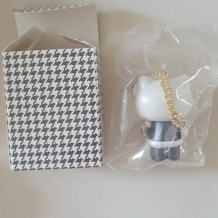 [BUNJANG] Hello Kitty Monokuro Keychain New / 헬로키티 모노쿠로 키링 새상품