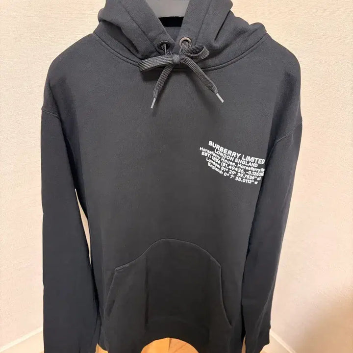 [SOLD OUT] (L) 버버리 블랙 양각 로고 프린트 후드티