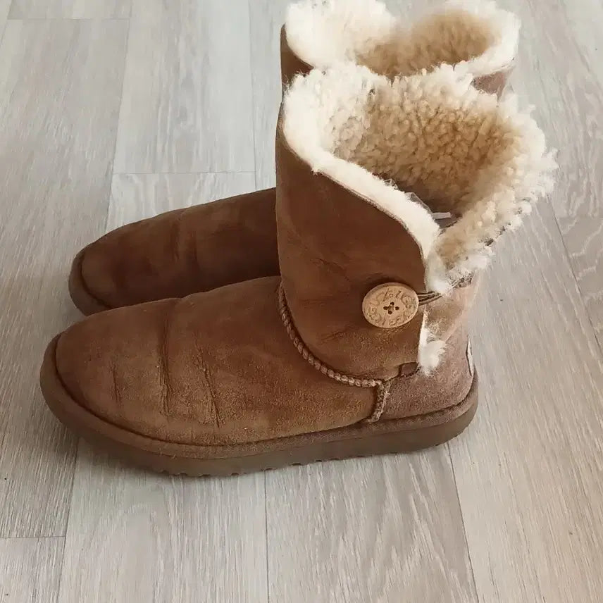 [BUNJANG] UGG Classic Camel Button Boots / UGG 어그 카멜 버튼