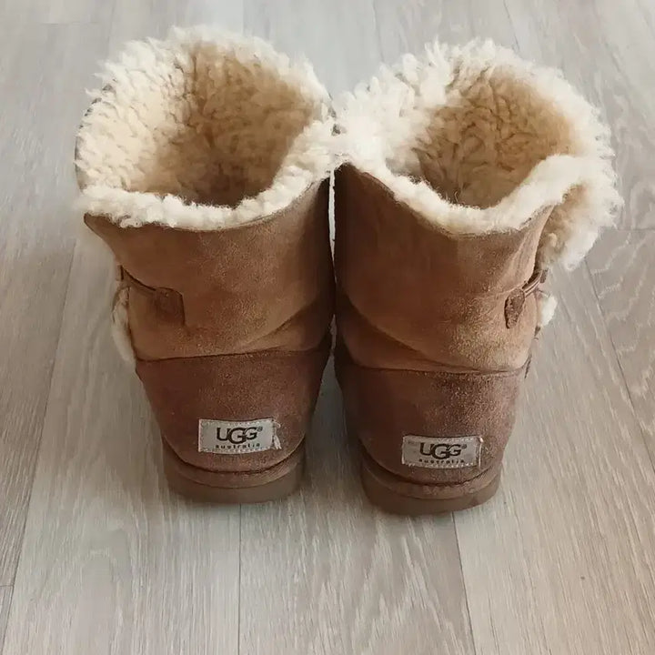 [BUNJANG] UGG Classic Camel Button Boots / UGG 어그 카멜 버튼