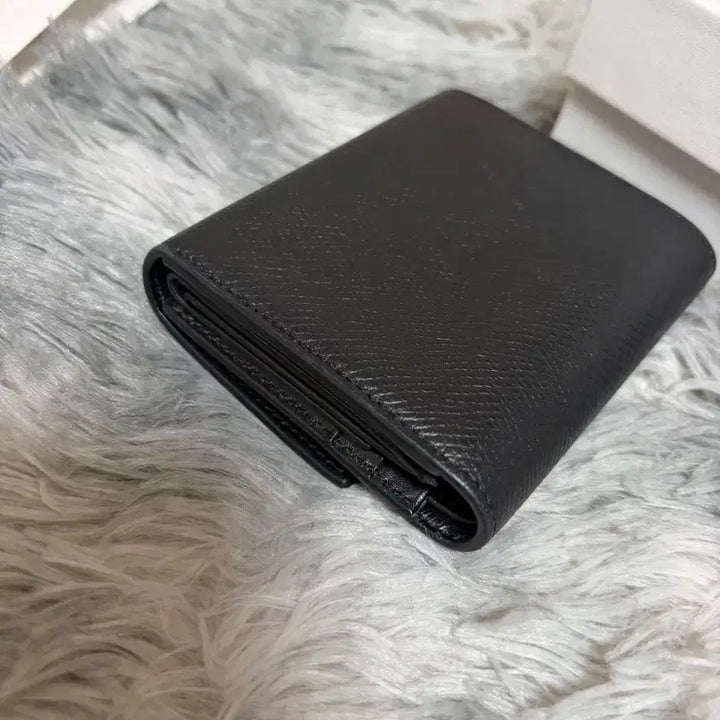 [SOLD OUT] [새상품급/현대백화점] 셀린느 트라이폴드 카스프킨 반지갑 블랙