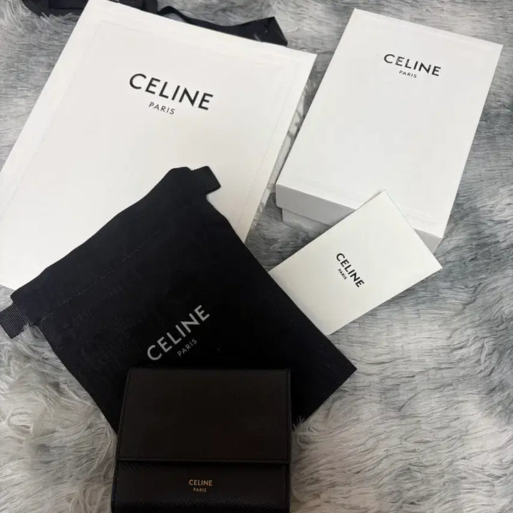 [SOLD OUT] [새상품급/현대백화점] 셀린느 트라이폴드 카스프킨 반지갑 블랙