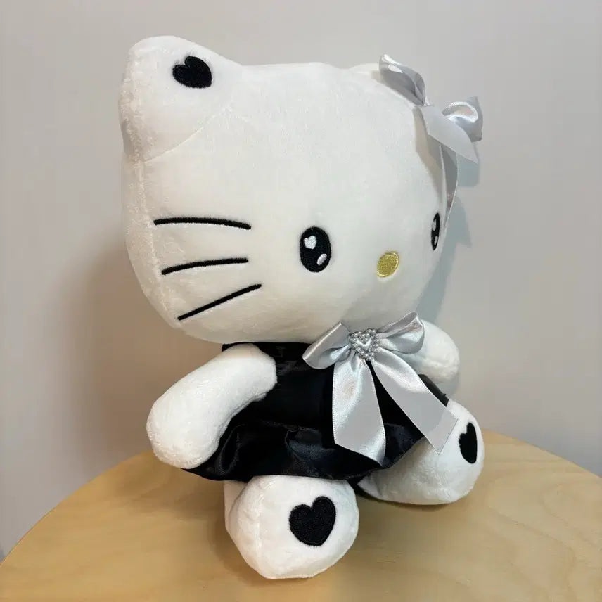 [BUNJANG] Sanrio Hello Kitty Black Heart Plush Doll 25cm / 정품 산리오 헬로키티 블랙하트 인형 봉제인형 25cm