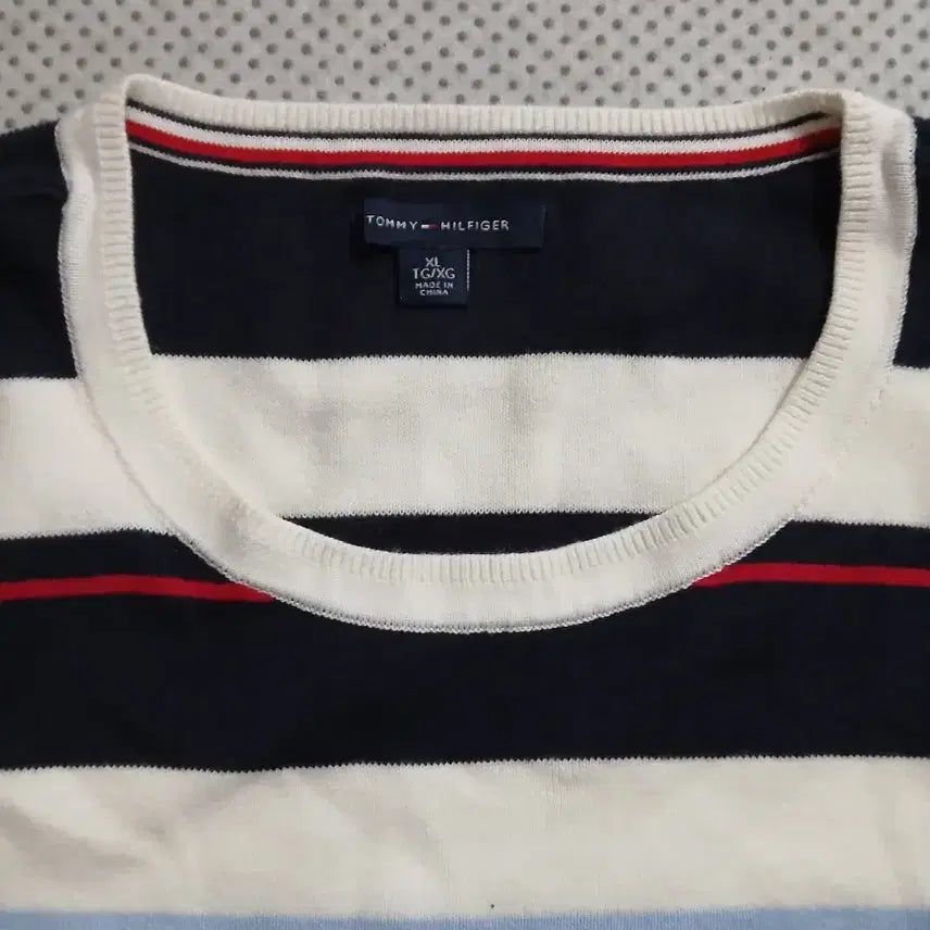 [BUNJANG] Tommy Hilfiger Striped Open Shoulder Knit Sweater / 타미힐피거 스트라이프 오픈숄더 니트