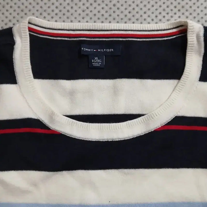 [BUNJANG] Tommy Hilfiger Striped Open Shoulder Knit Sweater / 타미힐피거 스트라이프 오픈숄더 니트