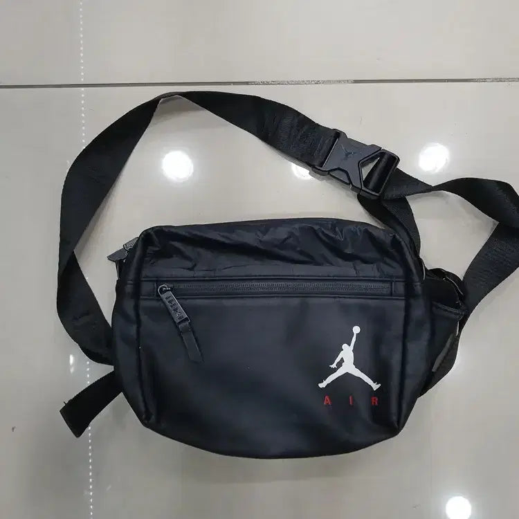 [BUNJANG] Air Jordan Black Hip Sack Crossbody Bag / 에어조단 검정 힙색 크로스백 중고 주름구김사용감많아요 가로22세로16폭6